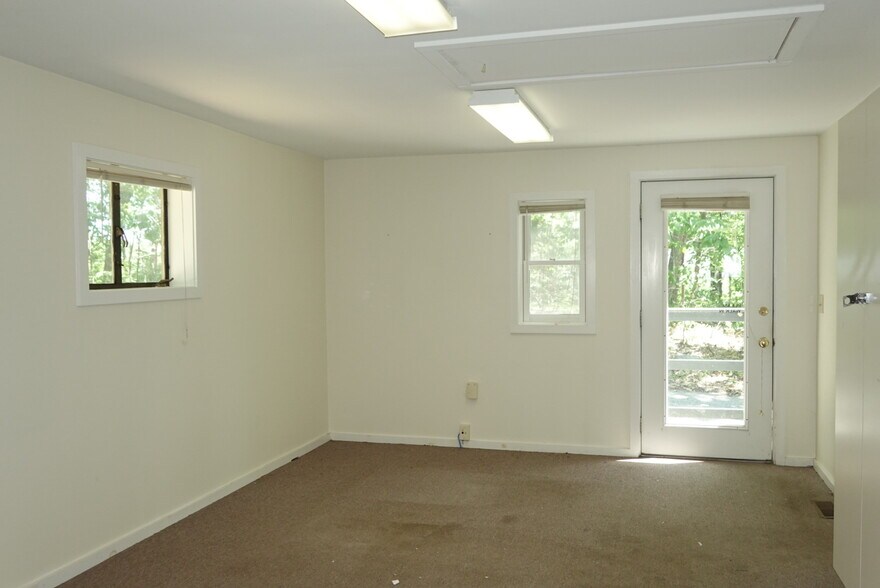 More Photos Of 1 Young Ln, Newmarket Flex For Sale