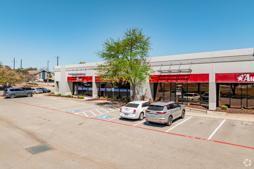 More Photos Of 8666 Huebner Rd, San Antonio Light Manufacturing For Lease