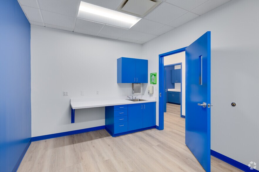 More Photos Of 690 N Cofco Center Ct, Phoenix Medical For Lease