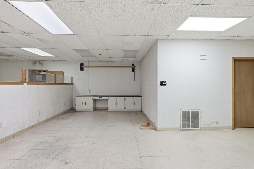 More Photos Of 117 E 4th St, Joplin Office For Sale