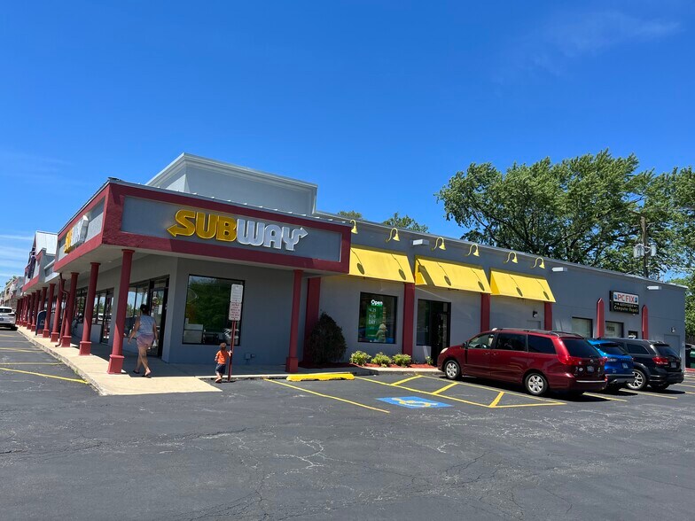 More Photos Of 921-925 E Roosevelt Rd, Wheaton Storefront For Lease