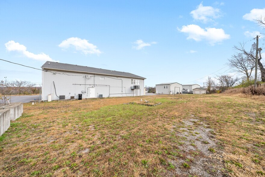 More Photos Of 701 Red River St, Clarksville Office For Sale