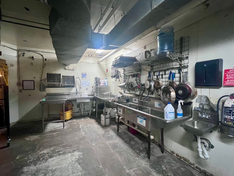 More Photos Of 95 S Main St, Memphis Storefront Retail Office For Lease