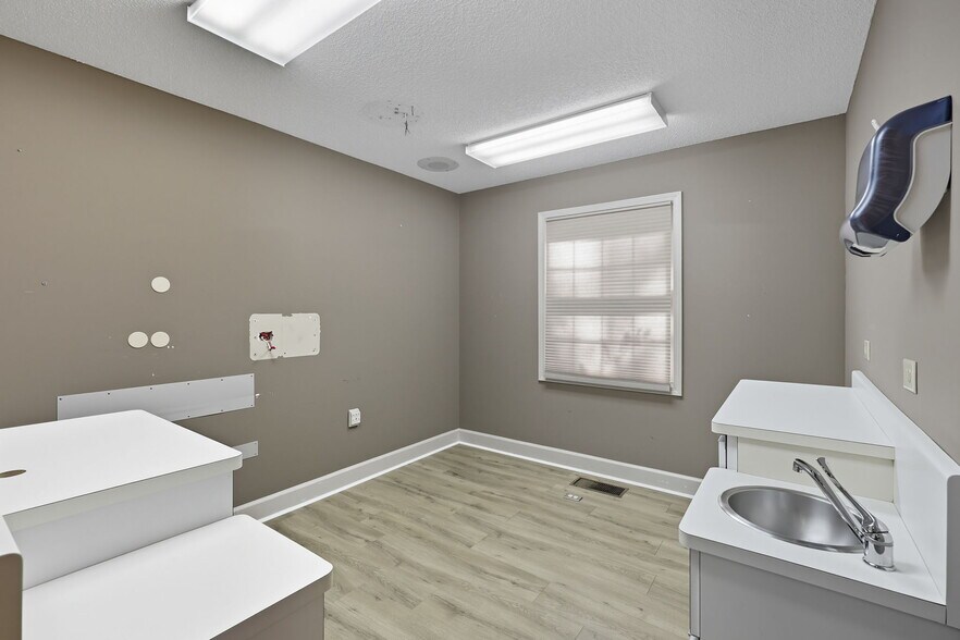 More Photos Of 224 Shallowford Rd NW, Gainesville Medical For Lease