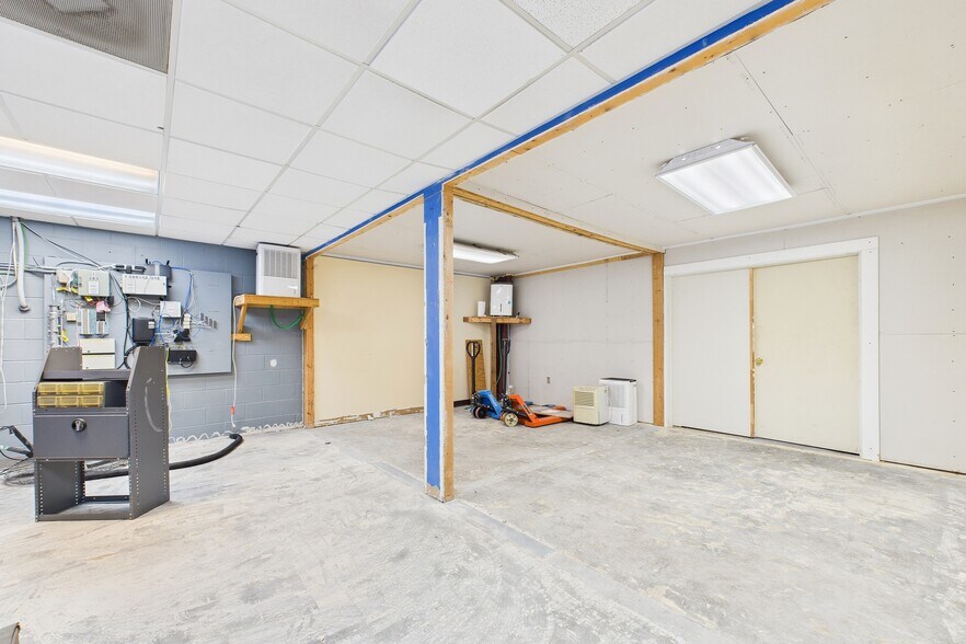 More Photos Of 385 East Dr, Melbourne Light Manufacturing For Lease