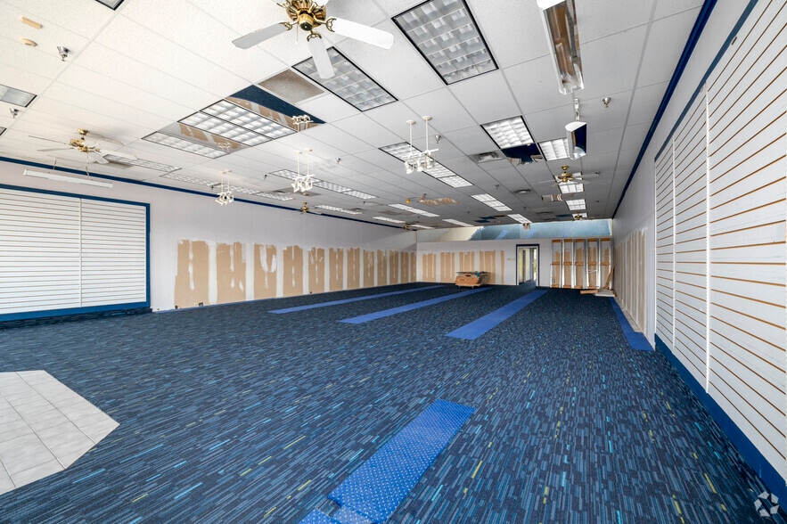 More Photos Of 301 Market Dr, Emporia Supermarket For Lease