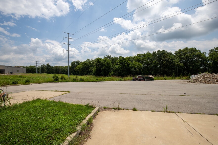 More Photos Of 311 Corporate Dr, Shelbyville Warehouse For Sale