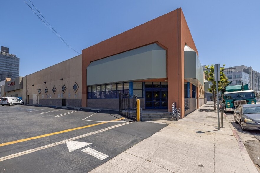 More Photos Of 5575 Wilshire Blvd, Los Angeles Freestanding For Lease