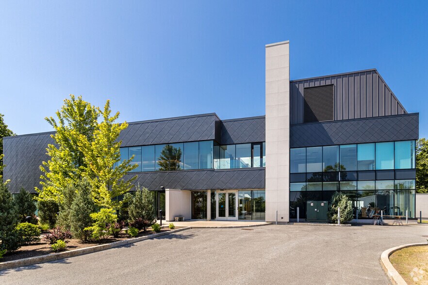 More Photos Of 235 Armand-Frappier, Laval Office For Lease