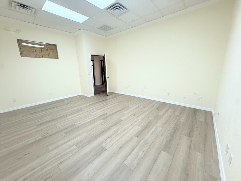 More Photos Of 3443 Pine Ridge Rd, Naples Business Park For Lease