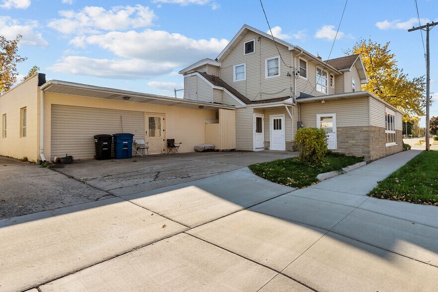 More Photos Of 754 N Main St, Oshkosh General Retail For Sale