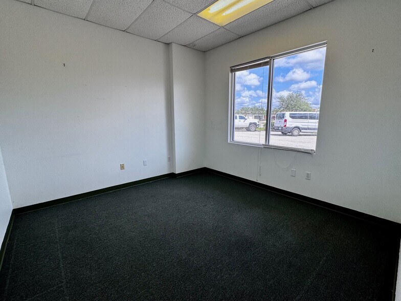 More Photos Of 8251-8259 Blaikie Ct, Sarasota Light Manufacturing For Lease