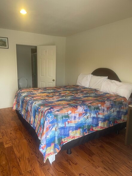 More Photos Of 405 W Jackson St, El Campo Hotel For Sale