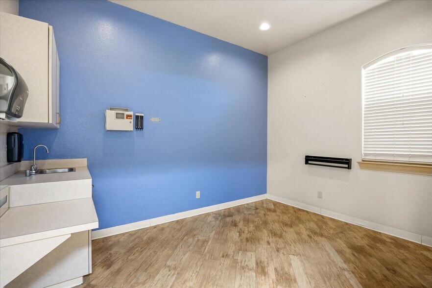 More Photos Of 1305 Paluxy Rd, Granbury Medical For Sale