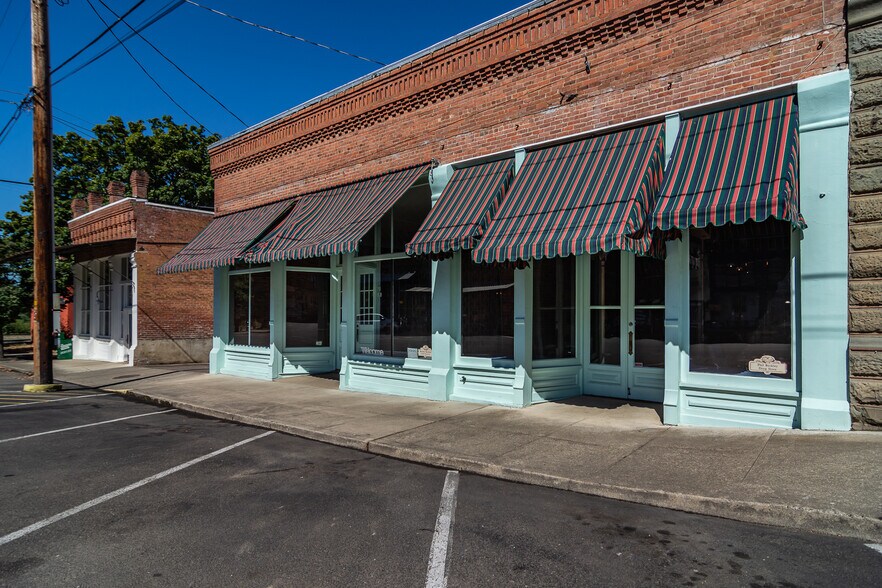 More Photos Of 115 NE Locust St, Oakland Restaurant For Sale