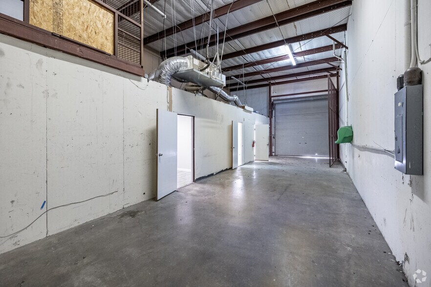 More Photos Of 1110 W Harris Rd, Arlington Warehouse For Lease