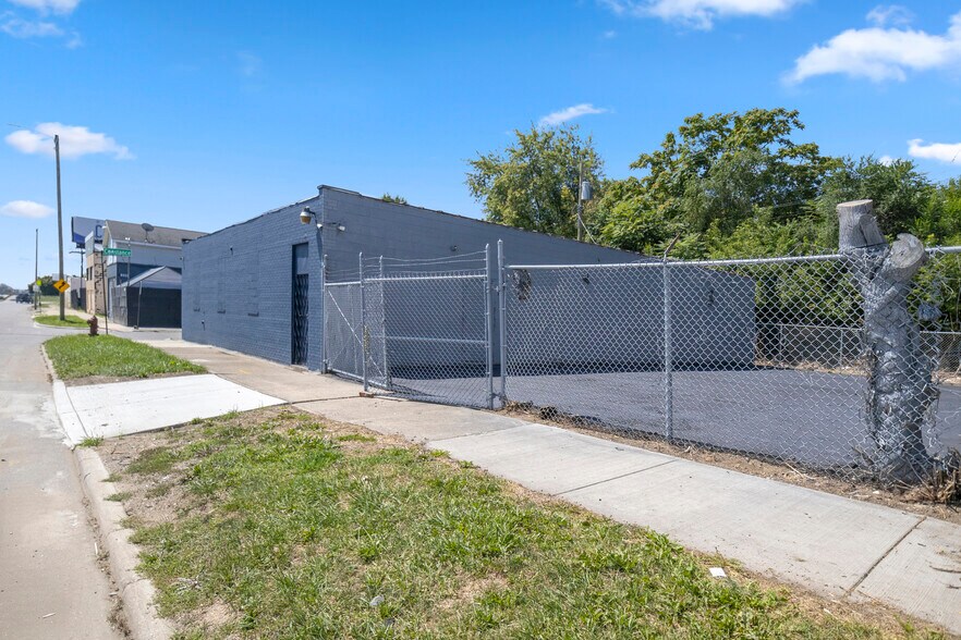 More Photos Of 8411 Southfield Fwy, Detroit Auto Dealership For Sale