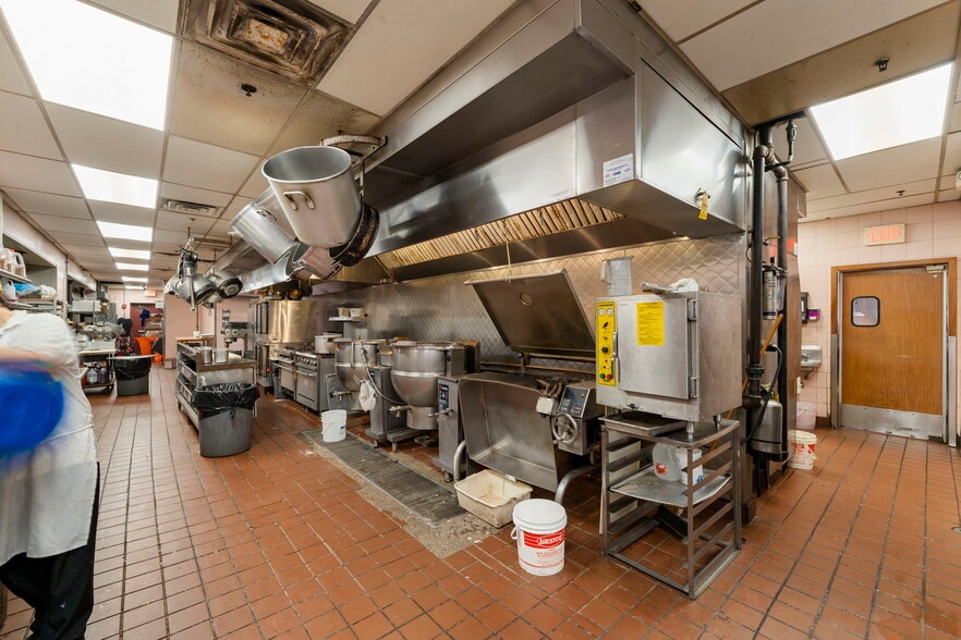 More Photos Of 980 W Lake St, Addison Restaurant For Sale