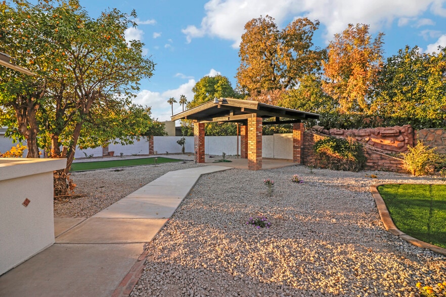 More Photos Of MID CENTURY MODERN FLAGSHIP RAL, Phoenix Healthcare For Sale