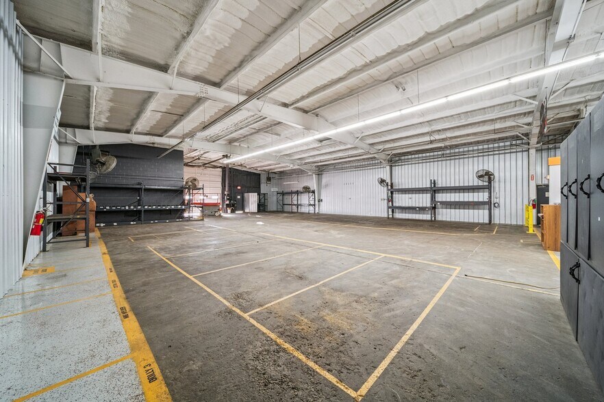 More Photos Of 8118 E 44th St, Tulsa Warehouse For Lease