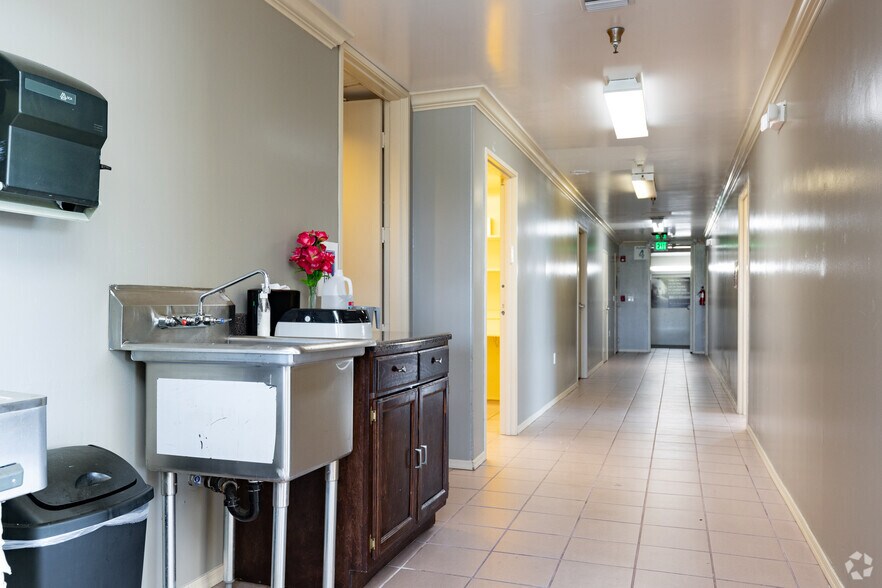 More Photos Of 1518 S Robertson Blvd, Los Angeles Schools For Lease