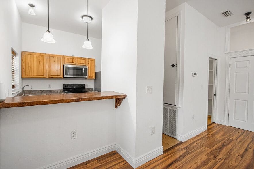 More Photos Of 101 Hunters Glen Dr, San Marcos Flex For Sale