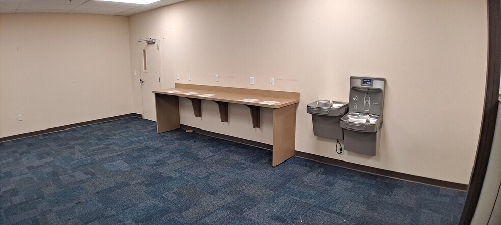 More Photos Of 5000 Park St N, Saint Petersburg Flex For Lease