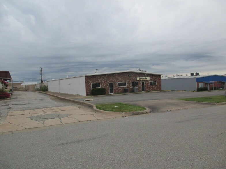 More Photos Of 7619-7621 E 46th Pl, Tulsa Showroom For Sale