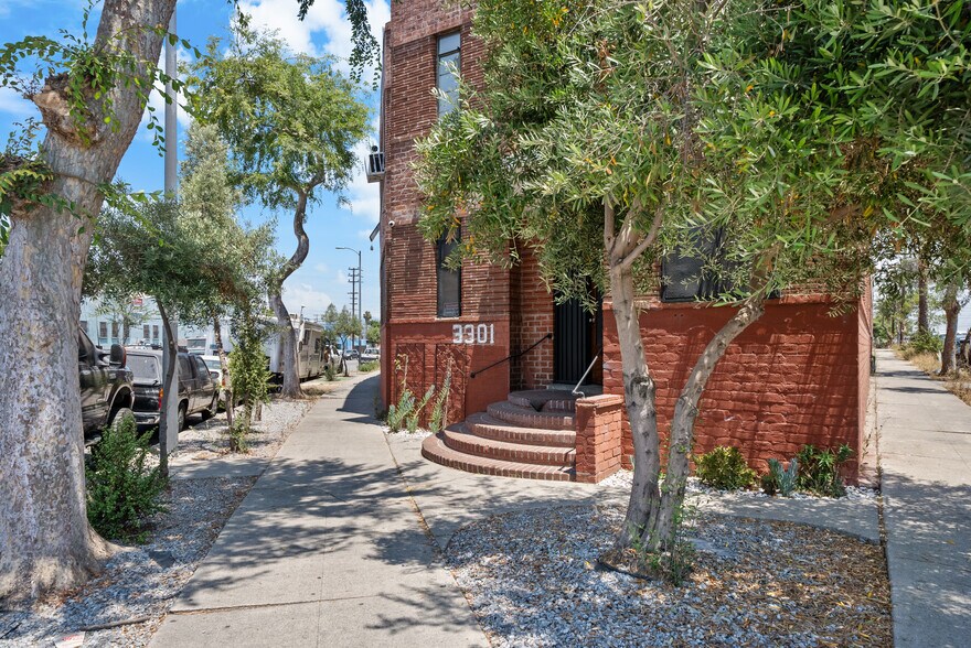 More Photos Of 3301 E 14th St, Los Angeles Warehouse For Sale
