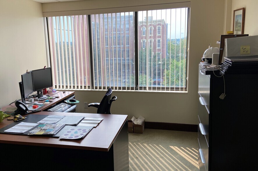 More Photos Of 84 Pine St, Burlington Office For Sale