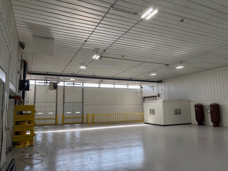 More Photos Of 3430-3436 Washington St, Gurnee Warehouse For Lease