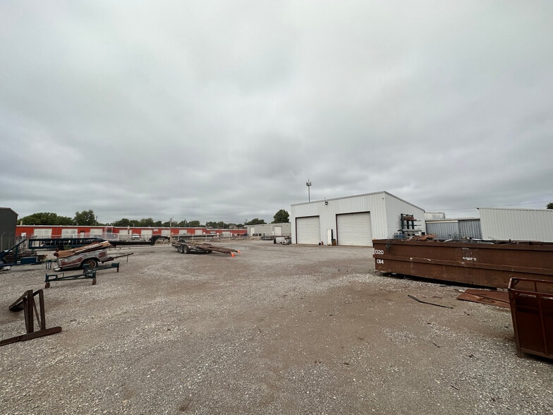 More Photos Of 1301 S 3rd St, Chickasha Distribution For Lease