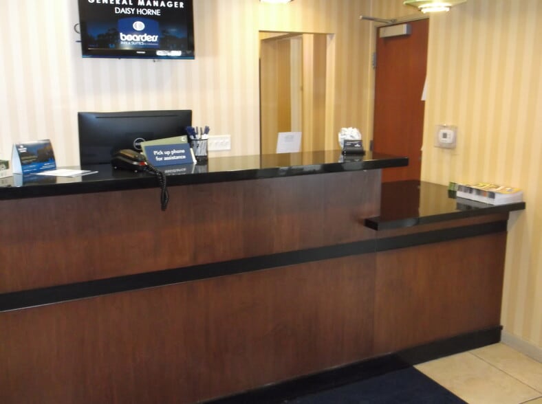 More Photos Of 1515 Planeview Dr, Oshkosh Hotel For Sale