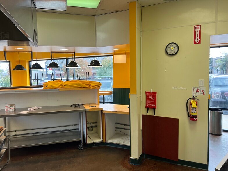 More Photos Of 1621 S 1st Ave, Iowa City Fast Food For Lease