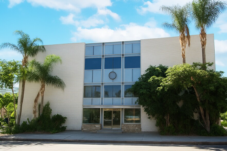More Photos Of 825 S Barrington Ave, Los Angeles Office For Sale