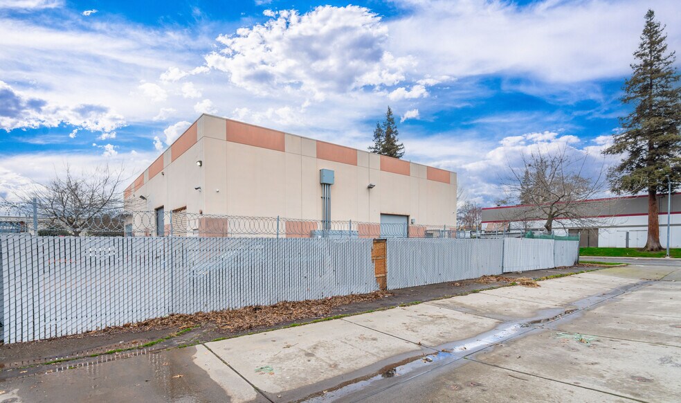 More Photos Of 1030 N D St, Sacramento Light Manufacturing For Sale