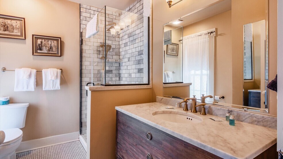 More Photos Of 313 Broadway E, Granville Hotel For Lease