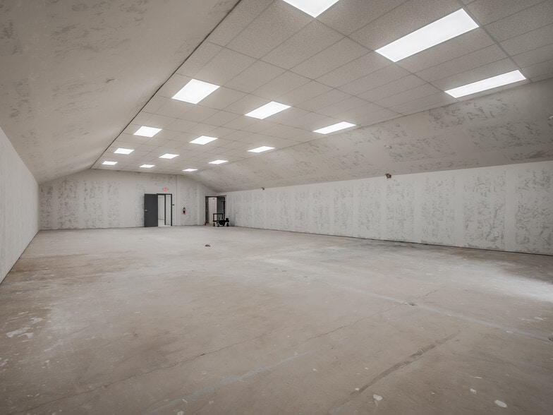 More Photos Of 4403-4411 SW 3rd St, Oklahoma City Showroom For Sale