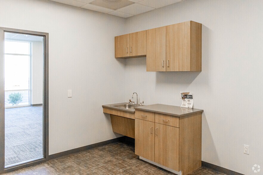 More Photos Of 925 Newark Ave, Elizabeth Unknown For Lease