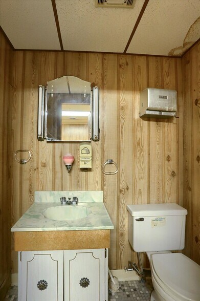 More Photos Of 145 Chamberlaine Ave, Pottsville Flex For Sale