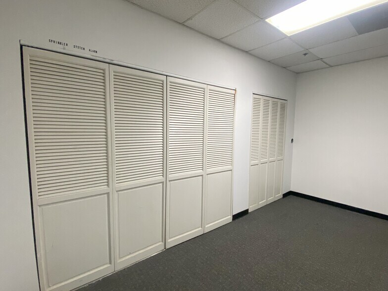 More Photos Of 17892- B Gothard St, Huntington Beach Manufacturing For Lease