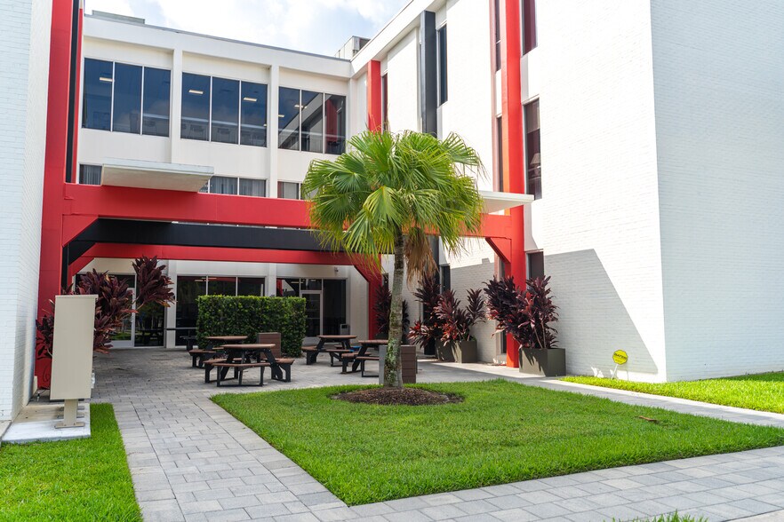 More Photos Of 3733 University Blvd W, Jacksonville Office For Lease