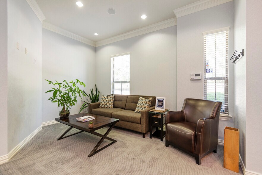 More Photos Of 7633 Bellaire Dr S, Fort Worth Medical For Sale