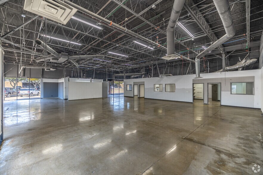More Photos Of 1400 Summit Ave, Plano Showroom For Lease