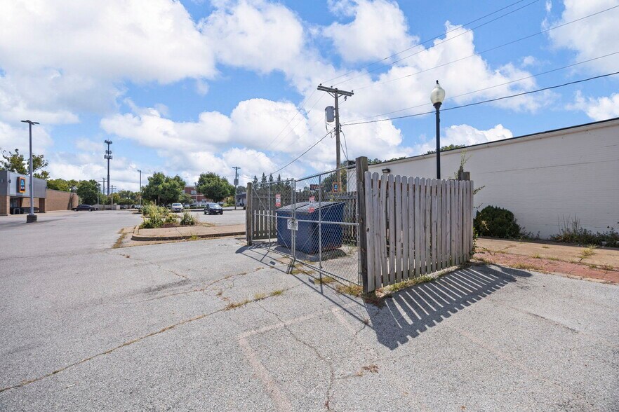 More Photos Of 110 S Florissant Rd, Saint Louis Storefront For Sale