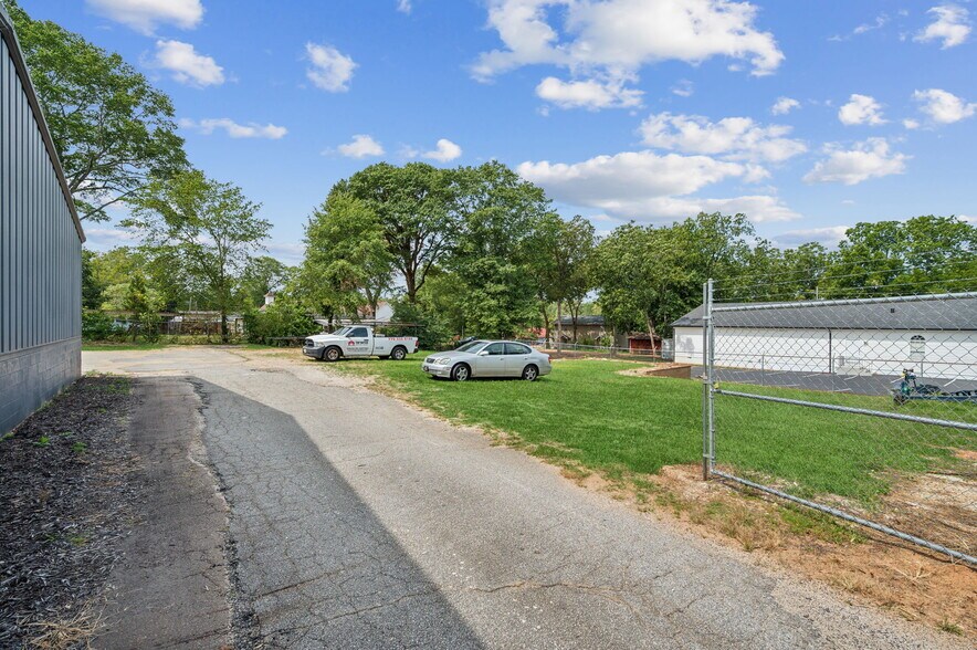 More Photos Of 4228 Main St, Oakwood Showroom For Lease