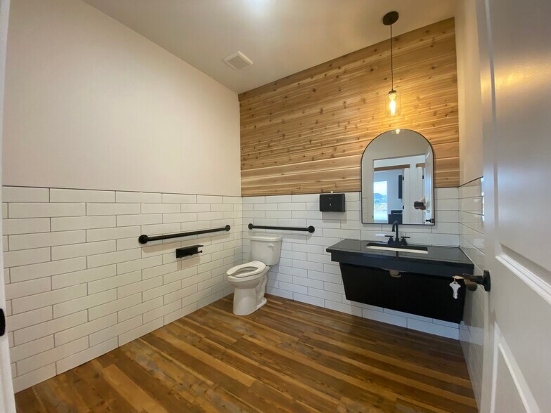 More Photos Of 10921 Wayne Ave, Lubbock Medical For Sale