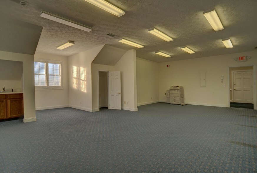 More Photos Of 100 Colony Park Dr, Cumming Bank For Lease