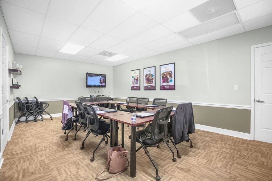 More Photos Of 107 Olde Greenwich Dr, Fredericksburg Office For Sale