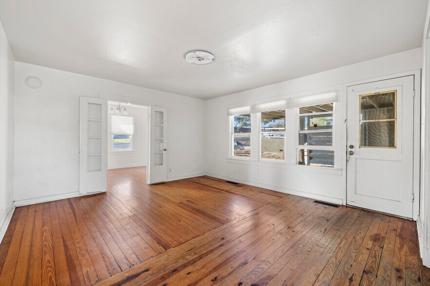 More Photos Of 616 W Live Oak St, Fredericksburg General Retail For Sale